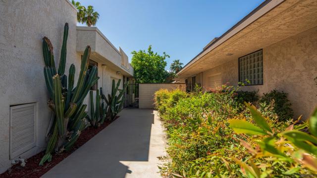 53 Colgate Dr, Rancho Mirage CA: https://media.crmls.org/mediaz/a945ce15-47fa-4a4d-a2f7-81fb3c0e1215.jpg