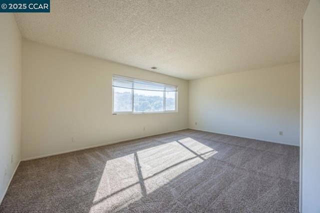 139 Thrush Ct, Hercules CA: https://media.crmls.org/mediaz/a94672e8-b73f-4072-9d9d-bbe3ae809208.jpg