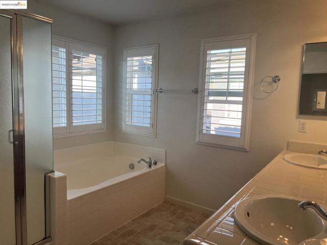 8725 Cortina Cir, Roseville CA: https://media.crmls.org/mediaz/a94676fd-06ed-4b93-9bfc-795f2886ad60.jpg