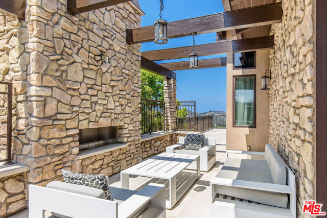 2175 Summitridge Drive, Beverly Hills CA: https://media.crmls.org/mediaz/a9474270-6058-4250-99f4-5656593090ff.jpg