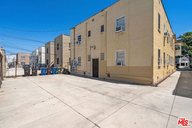 347 N Curson Avenue, Los Angeles CA: https://media.crmls.org/mediaz/a9481b27-cb2a-4d9a-be64-4b7e0b9b76bc.jpg