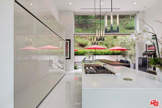 9792 Oak Pass Road, Beverly Hills CA: https://media.crmls.org/mediaz/a94912a2-3cab-415d-9a39-aa8affa8904c.jpg