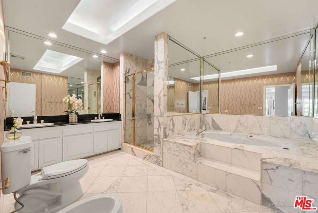 https://media.crmls.org/mediaz/a9498b0f-0762-4db7-8960-e187eed58588.jpg?preset=X-Large
