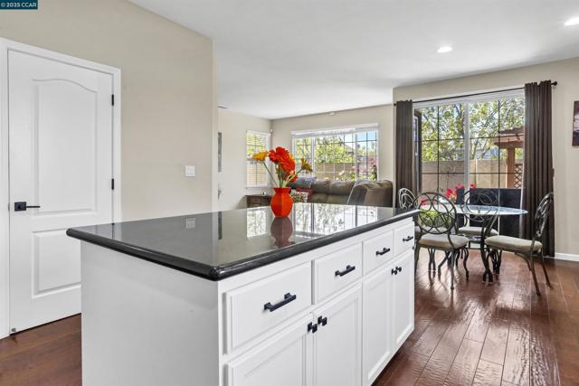 1186 Waverly Cir, Hercules CA: https://media.crmls.org/mediaz/a94a1aee-fc17-4858-81d7-58756304d7ac.jpg