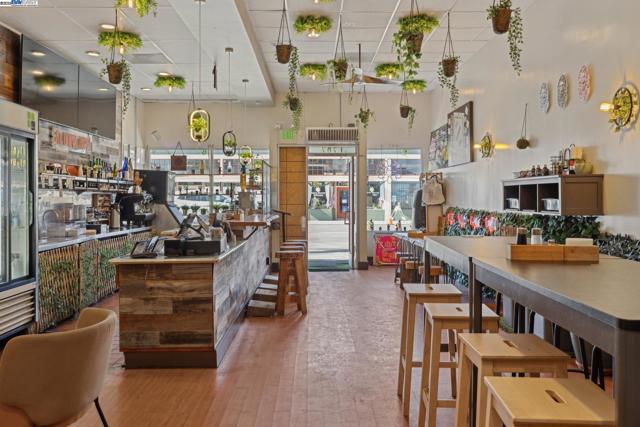 1707 Lincoln Ave, Alameda CA: https://media.crmls.org/mediaz/a94b06b2-0bf7-4117-8a37-59edf72d3b19.jpg