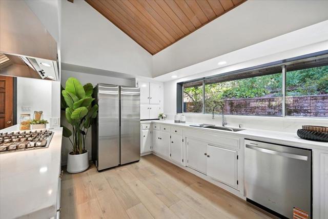 14582 Horseshoe Court, Saratoga CA: https://media.crmls.org/mediaz/a94bf690-b658-46db-88e9-69665e400a70.jpg