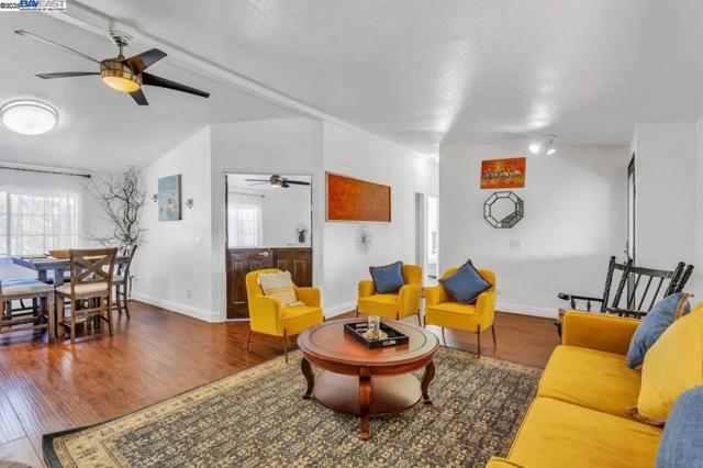 1170 Graceland Pl,  CA: https://media.crmls.org/mediaz/a94c4072-9e56-4b06-b435-e08ae572bab9.jpg