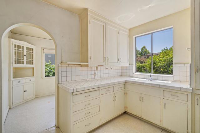 1317 Laguna Avenue, Burlingame CA: https://media.crmls.org/mediaz/a94dae98-9d82-41df-b3d3-e8d8802ec899.jpg
