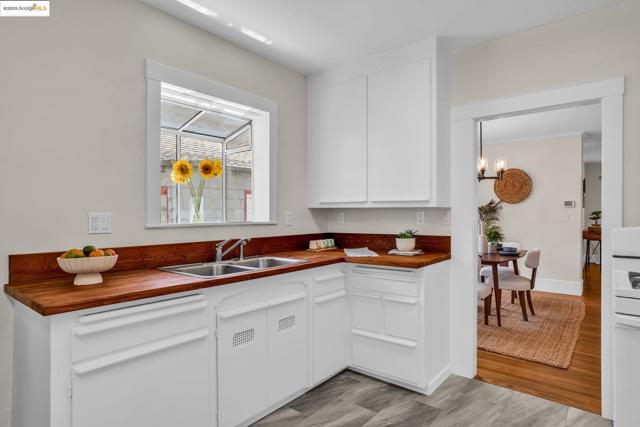580 Chetwood St., Oakland CA: https://media.crmls.org/mediaz/a94dcee9-a73e-45ed-894f-7db213c0748b.jpg