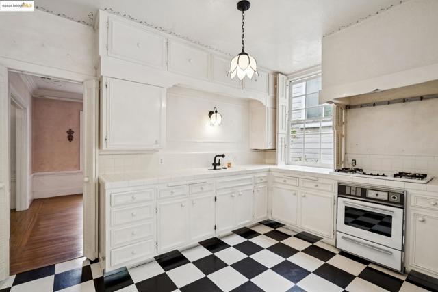 618 Boulevard Way, Piedmont CA: https://media.crmls.org/mediaz/a94dd962-05dd-4e31-b206-10f51ccc4c27.jpg
