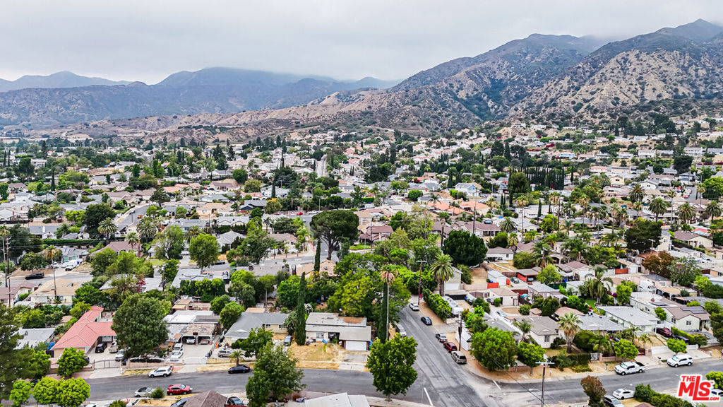https://media.crmls.org/mediaz/a94ddae8-84c7-4dfd-a7ad-d412bfbb314b.jpg?preset=X-Large
