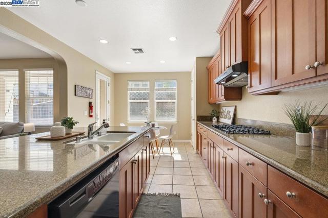 670 W Privado Way, Mountain House CA: https://media.crmls.org/mediaz/a94dff1f-bea8-4f89-a07f-5360ad521c35.jpg
