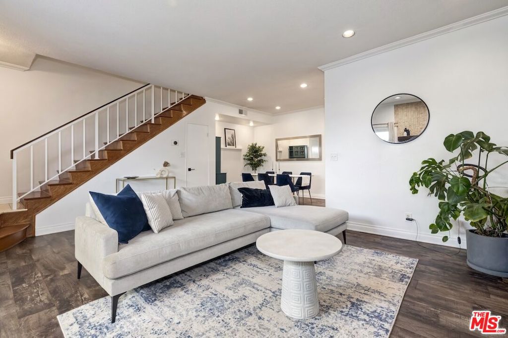 5139 Balboa Boulevard #11