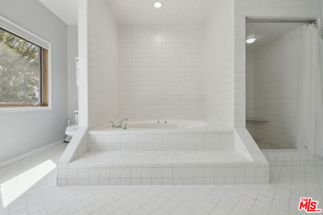 5527 Columbus Avenue, Sherman Oaks CA: https://media.crmls.org/mediaz/a94eef1b-170d-4217-9e4d-2fa736525f8c.jpg