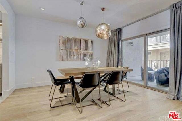 439 N Doheny Drive, Beverly Hills CA: https://media.crmls.org/mediaz/a94f1494-6580-44b1-ad82-d7d13142e236.jpg