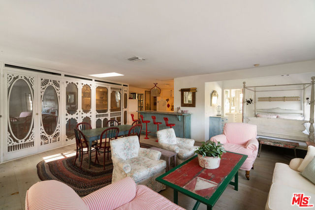 2020 Coldwater Canyon Drive, Beverly Hills CA: https://media.crmls.org/mediaz/a94fbbe6-0590-4868-9bad-edb68cdeb5af.jpg