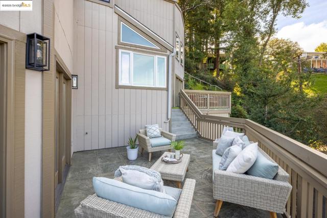 6566 Chelton Dr, Oakland CA: https://media.crmls.org/mediaz/a950470c-89b2-48e5-b124-298ea52ca396.jpg