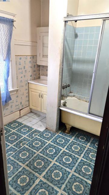 3020 E. 19th st, Oakland CA: https://media.crmls.org/mediaz/a950597c-ceb7-4b91-9cac-a6963be89f82.jpg