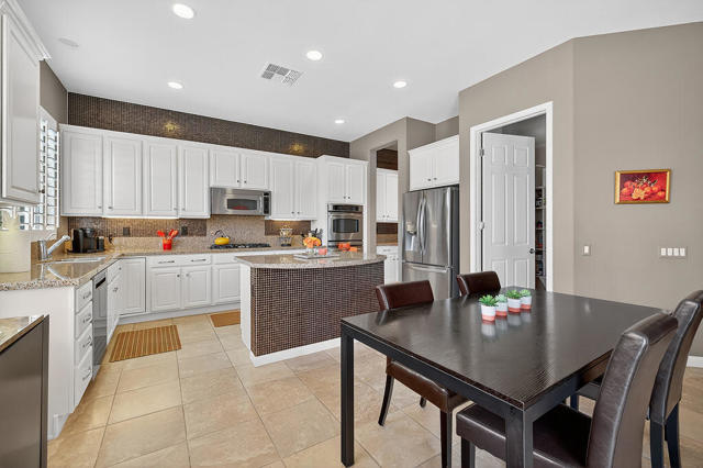 81157 Avenida Sombra, Indio CA: https://media.crmls.org/mediaz/a9506673-f352-4aca-891e-2f89ac670fd4.jpg