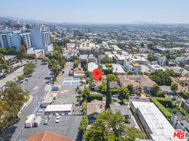 946 Hilldale Avenue, West Hollywood CA: https://media.crmls.org/mediaz/a950dd0d-bbdf-487e-a50d-da9d0571a04b.jpg