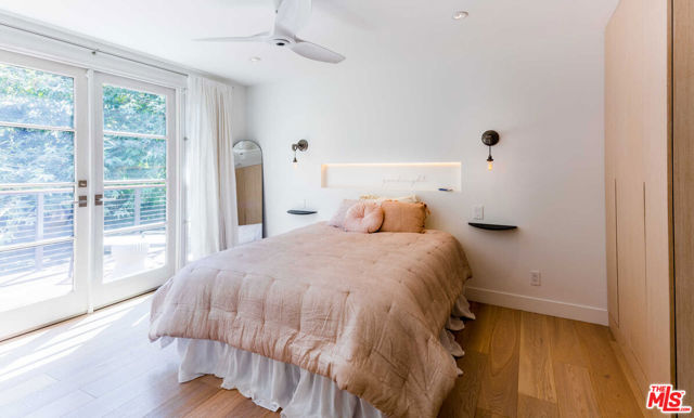 3279 LEDGEWOOD Drive, Los Angeles CA: https://media.crmls.org/mediaz/a95111be-f942-4654-bb01-c7e1b051b411.jpg