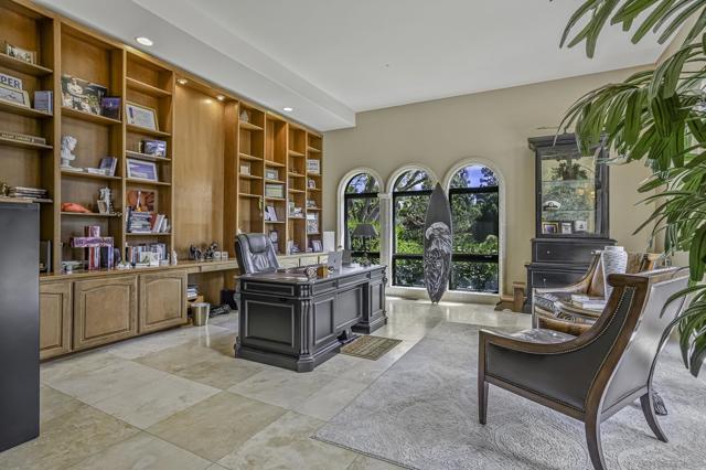 5305 La Crescenta, Rancho Santa Fe CA: https://media.crmls.org/mediaz/a951406b-6ba3-426e-9113-29b19ab7d045.jpg
