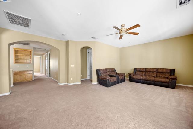 2132 Gold Poppy St, Brentwood CA: https://media.crmls.org/mediaz/a9517371-020e-42ae-9bbc-71d177a47546.jpg