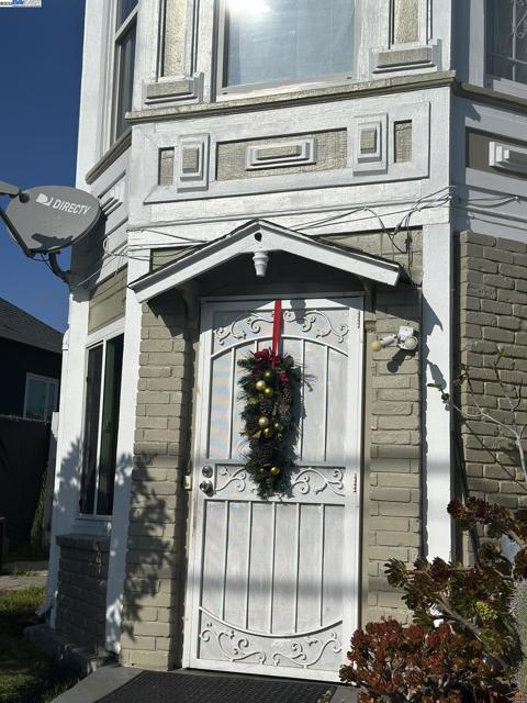 1725 96Th Ave, Oakland CA: https://media.crmls.org/mediaz/a951a7c1-2e98-40c0-a929-b33cd4a585da.jpg