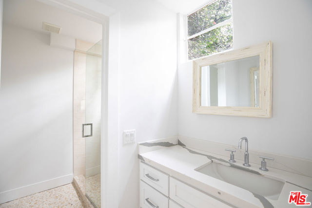 29233 HEATHERCLIFF Road, Malibu CA: https://media.crmls.org/mediaz/a951cf67-66c0-45df-9f3c-805ce745c2cd.jpg