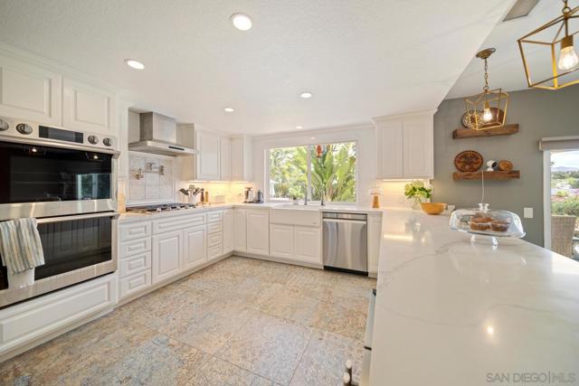 1654 Palomino Ln, Escondido CA: https://media.crmls.org/mediaz/a95486e7-95d6-403d-a655-22b1dc879c1b.jpg