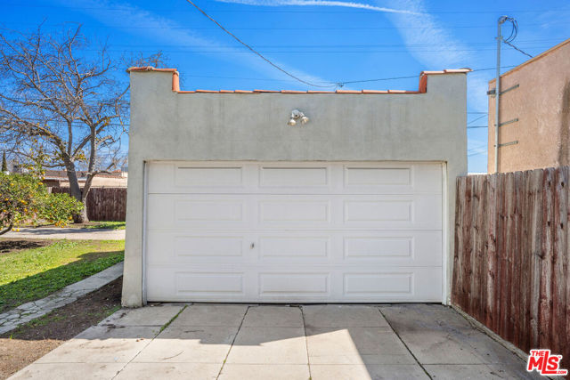 8740 La Salle Avenue, Los Angeles CA: https://media.crmls.org/mediaz/a9553996-3d13-4bd6-ae82-4c8680c41941.jpg