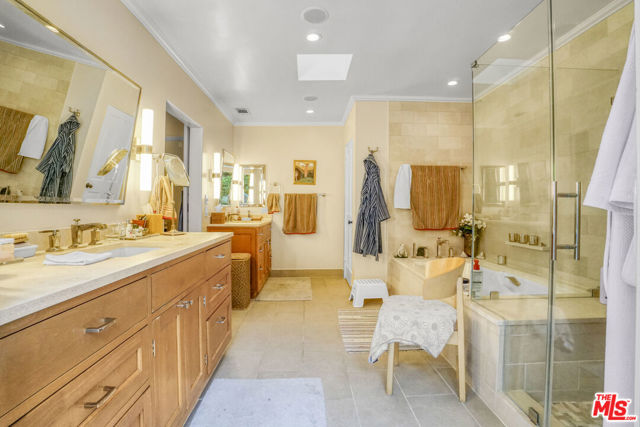 9420 Eden Drive, Beverly Hills CA: https://media.crmls.org/mediaz/a955b33d-d2f5-4200-a378-d7b60aa42166.jpg
