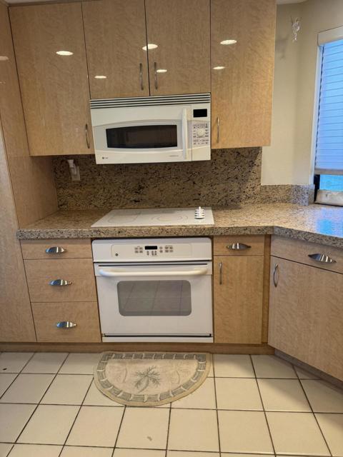 38782 Wisteria Drive, Palm Desert CA: https://media.crmls.org/mediaz/a9574edc-36c1-4883-a868-178298476784.jpg