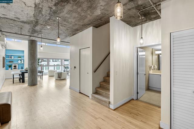 311 Oak St, Oakland CA: https://media.crmls.org/mediaz/a9576d60-a426-4565-bb3e-03aef9548736.jpg