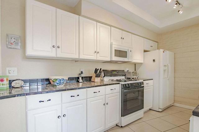 68473 Calle Toledo, Cathedral City CA: https://media.crmls.org/mediaz/a9576eb6-7ce7-4afb-9112-d02590353ba0.jpg