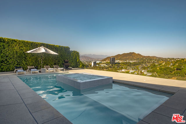 3526 Wrightwood Court, Studio City CA: https://media.crmls.org/mediaz/a9581a5e-4699-4204-99ed-ec10ffee32f3.jpg