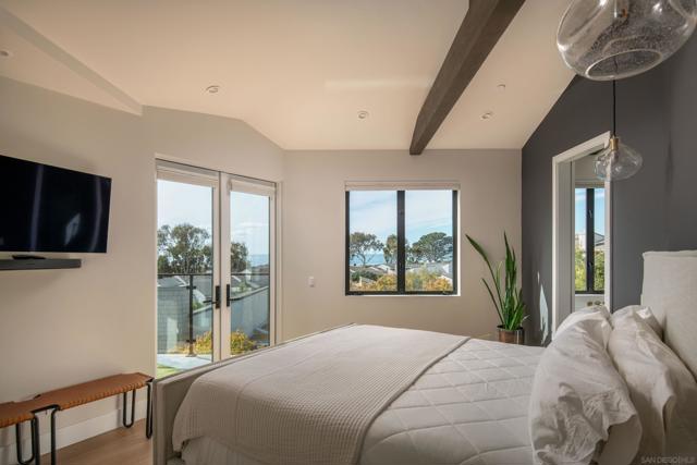 12994 Via Esperia, Del Mar CA: https://media.crmls.org/mediaz/a95937be-159d-4141-8957-0c962342a7e0.jpg