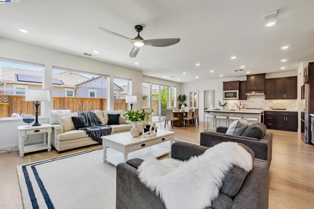 2002 Davoli Ct, San Ramon CA: https://media.crmls.org/mediaz/a95a1ef5-b13f-4836-b7a2-41b53cea6e16.jpg
