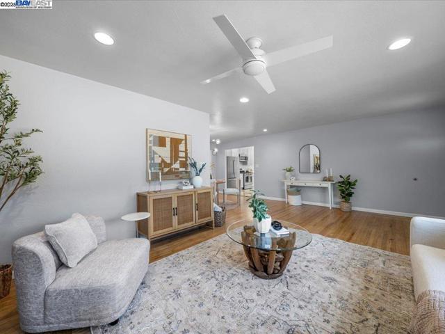 2457 San Carlos Ave, Castro Valley CA: https://media.crmls.org/mediaz/a95b000e-4a78-4173-865b-ddb9ae59bd9a.jpg