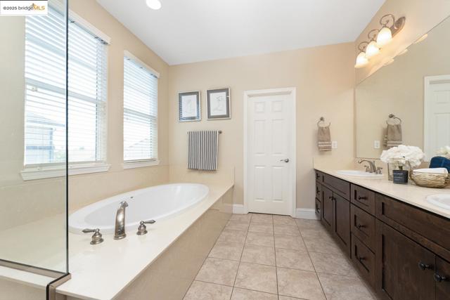 1604 Coventry Dr, Oakley CA: https://media.crmls.org/mediaz/a95bc075-be4b-4726-8b8e-636a6346b27a.jpg