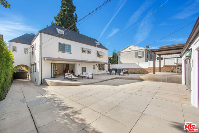 832 S Plymouth Boulevard, Los Angeles CA: https://media.crmls.org/mediaz/a95c3289-bdbd-4121-b252-002b67a11142.jpg
