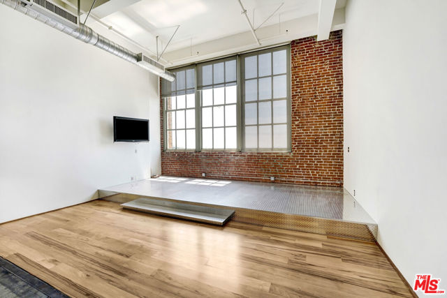 1850 Industrial Street, Los Angeles CA: https://media.crmls.org/mediaz/a95c8fda-6278-4119-bb08-2689613b6709.jpg