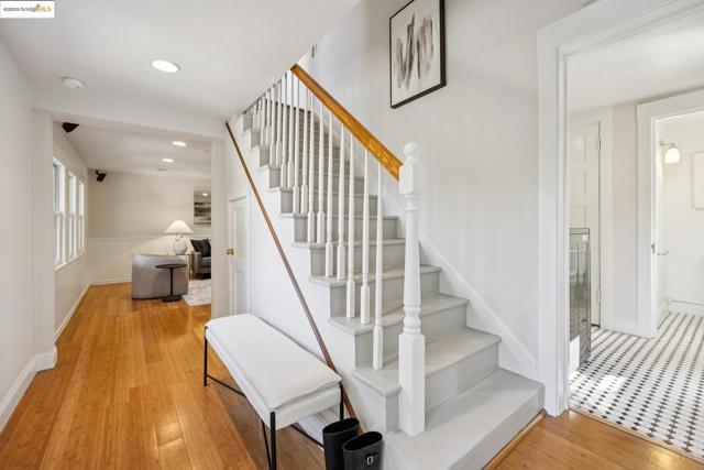 700 Longridge Rd, Oakland CA: https://media.crmls.org/mediaz/a95cc9a9-240a-47a1-b4e6-164738a84caa.jpg