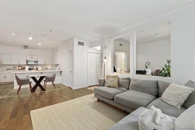 12364 Carmel Country Rd, San Diego CA: https://media.crmls.org/mediaz/a95d5590-2be9-4246-b2b3-a9d8284c395e.jpg