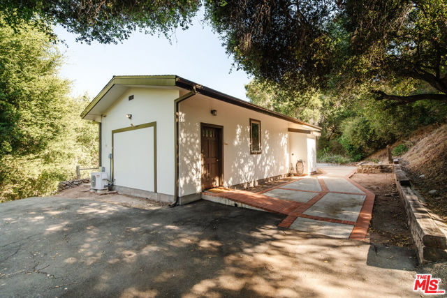 1289 Old Topanga Canyon Road, Topanga CA: https://media.crmls.org/mediaz/a95dc3c7-d798-412f-8bb2-b56c706d960b.jpg