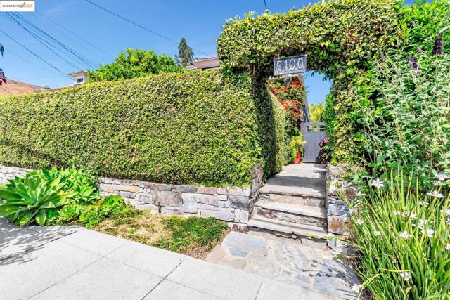 6108 Hillegass Ave, Oakland CA: https://media.crmls.org/mediaz/a95e2784-3511-44c6-9c2e-1aab9d5d3cc8.jpg