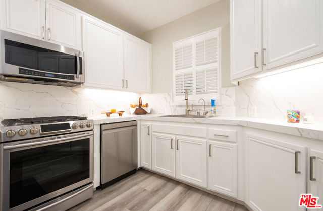 596 Fenwick Way, Simi Valley CA: https://media.crmls.org/mediaz/a95eeefc-e85a-4d85-af95-f2fc34323ece.jpg