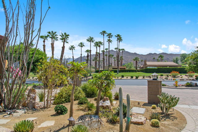 73698 Irontree Drive, Palm Desert CA: https://media.crmls.org/mediaz/a95f9aa5-a45d-4fcd-89c4-b00d4496d185.jpg