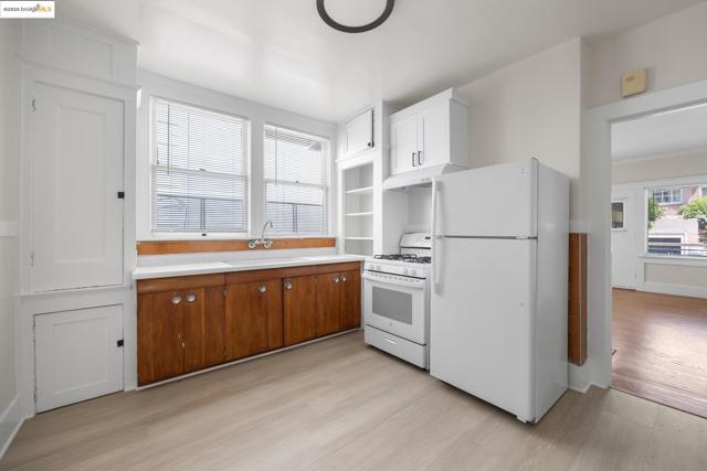 271 38Th St, Oakland CA: https://media.crmls.org/mediaz/a95f9f2f-ddbf-4891-a10e-536dba321a95.jpg