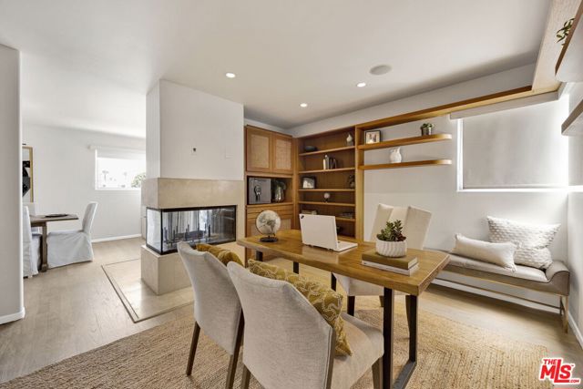 7019 E Seaside Walk, Long Beach CA: https://media.crmls.org/mediaz/a95fa045-acb3-4037-a068-a19af41a4f85.jpg